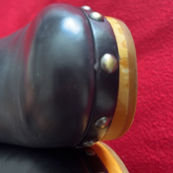 UGG size 7 - Picture 5 of 17